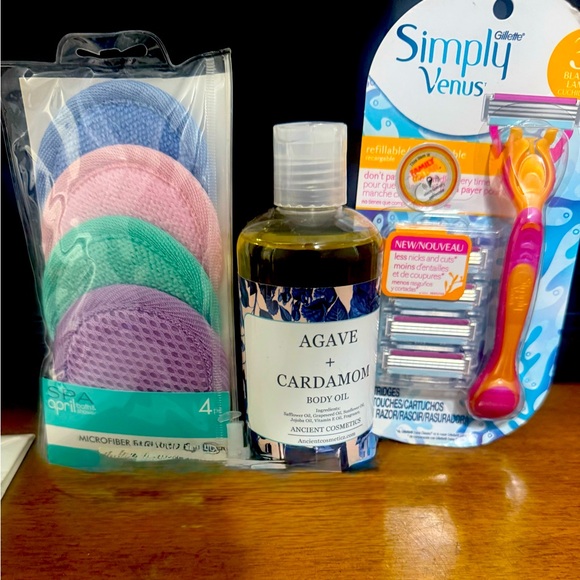 Body Oil, Venus razors, 4 pack facial pads - Picture 1 of 3